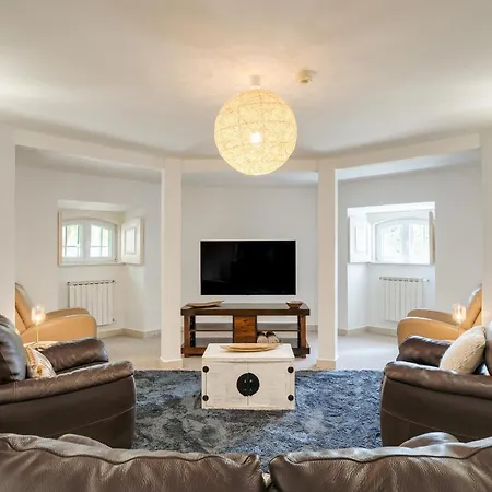 Blissful Seafront Villa Cascais